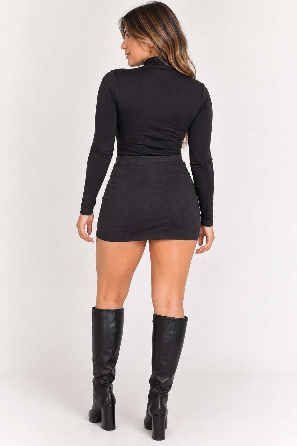 🖤 Minifalda negra básica – Talla M