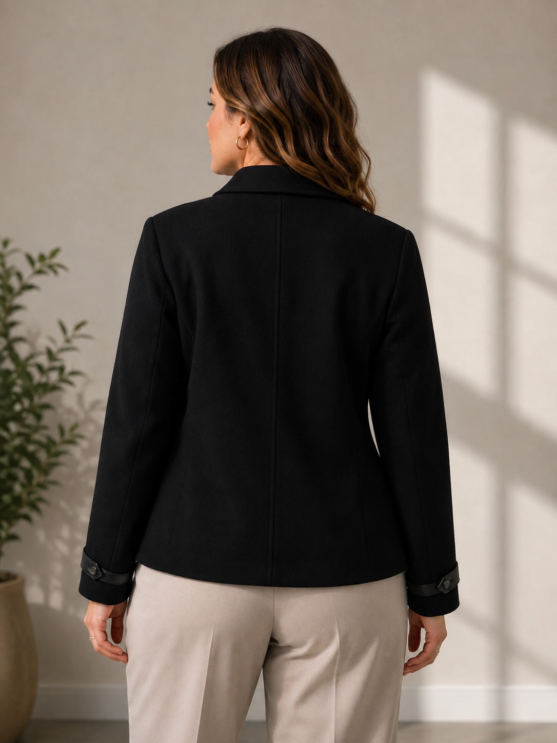Chaqueta Formal Negra con Cierre y Detalles en Cuero – Talla 44